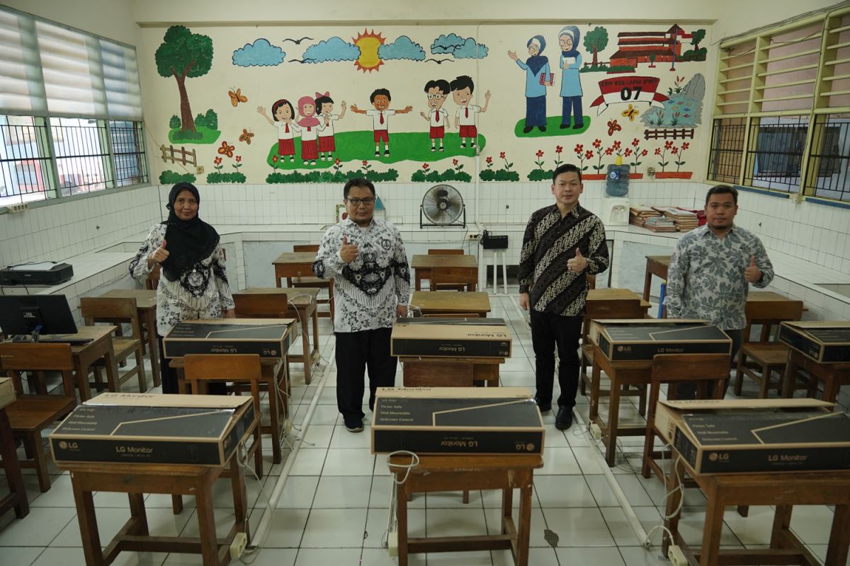 Wook bagikan puluhan monitor untuk mendukung percepatan digitalisasi sekolah