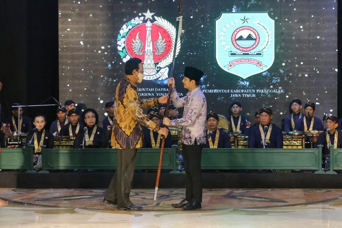Sri Sultan Hamengku Buwono memberikan pusaka ke Bupati Trenggalek Mocahamad Nur Arifin.(Foto: Dok Kominfo Trenggalek)