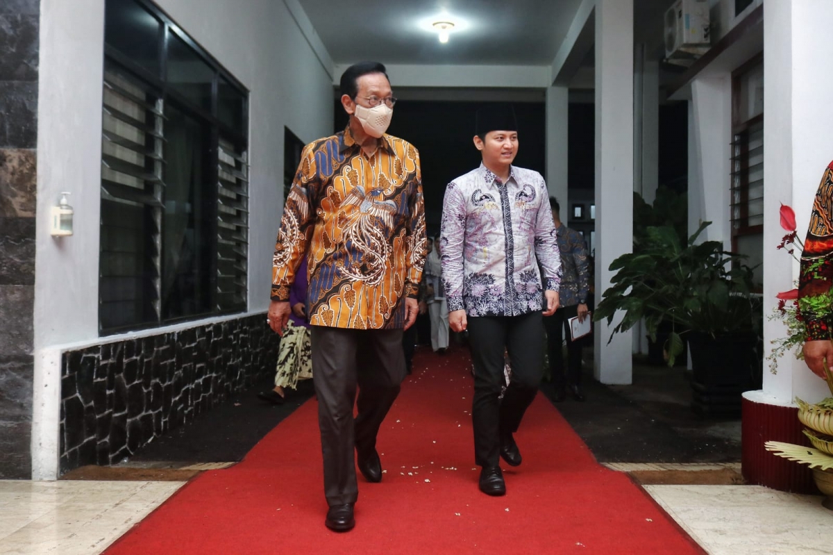 Bupati Trenggalek Mochamad Nur Arifin bersama Sri Sultan Hamengku Buwono X.(Foto: Dok Kominfo Trenggalek)