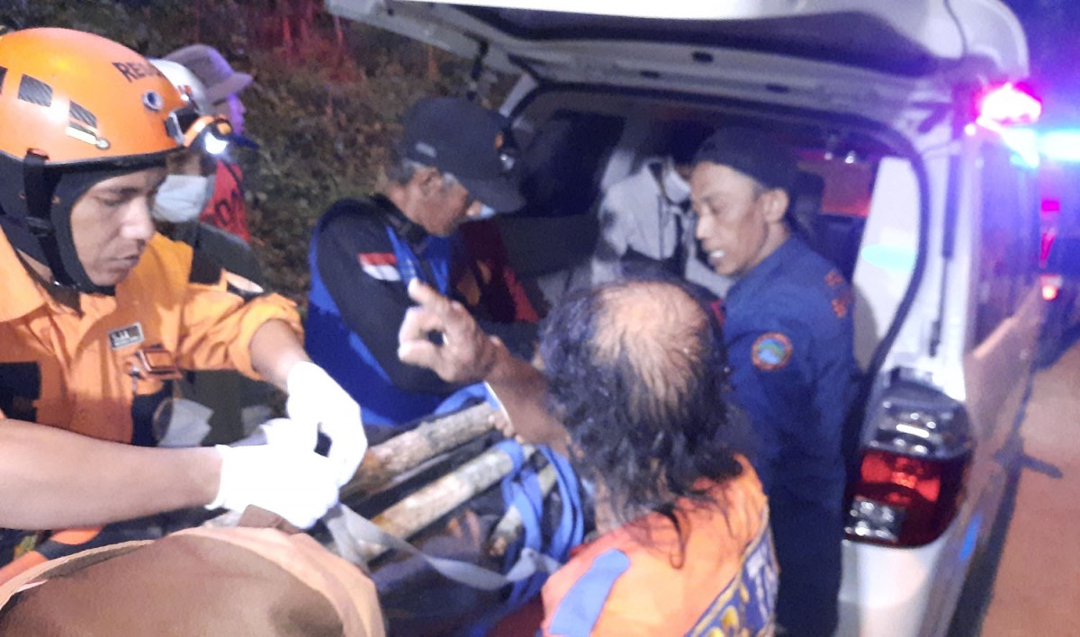 Evakuasi mayat pendaki yang hilang selama 16 hari di Bukit Krapyak, Mojokerto