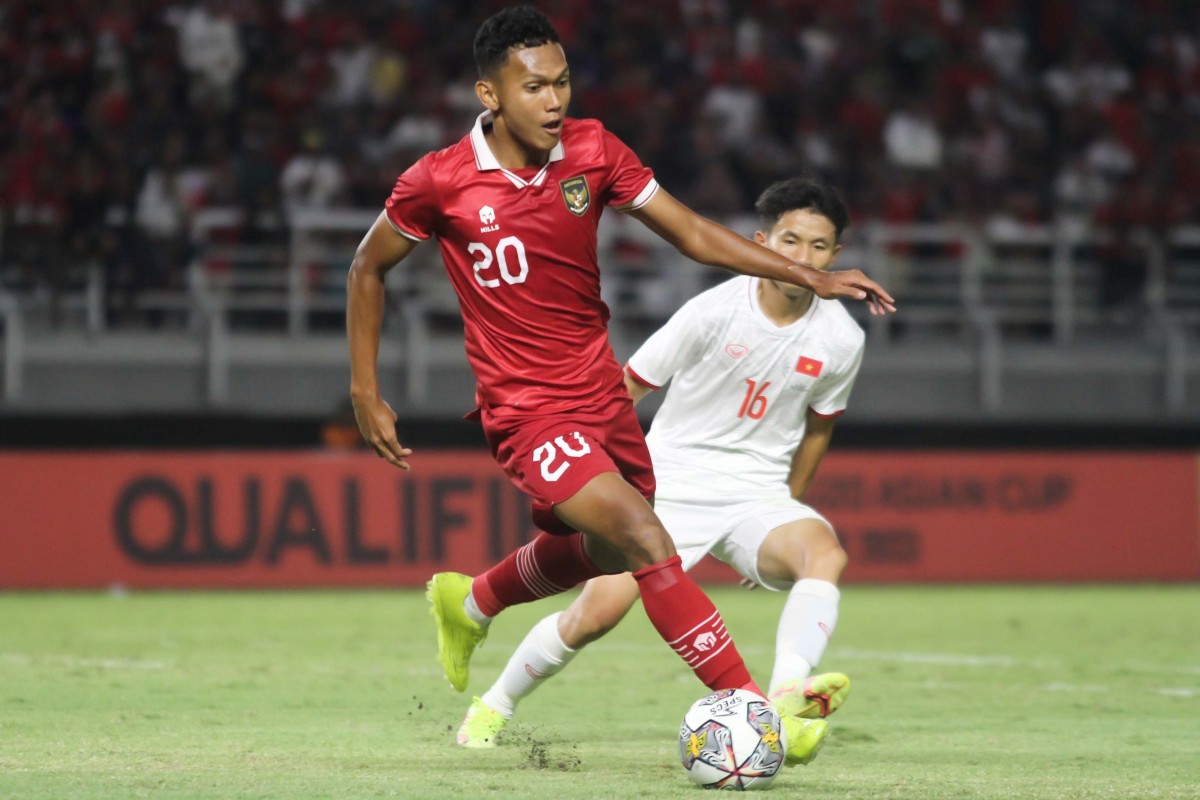 Ginanjar Wahyu Ramadhani mencoba melewati pemain Vietnam Nguyen Duc Phu.