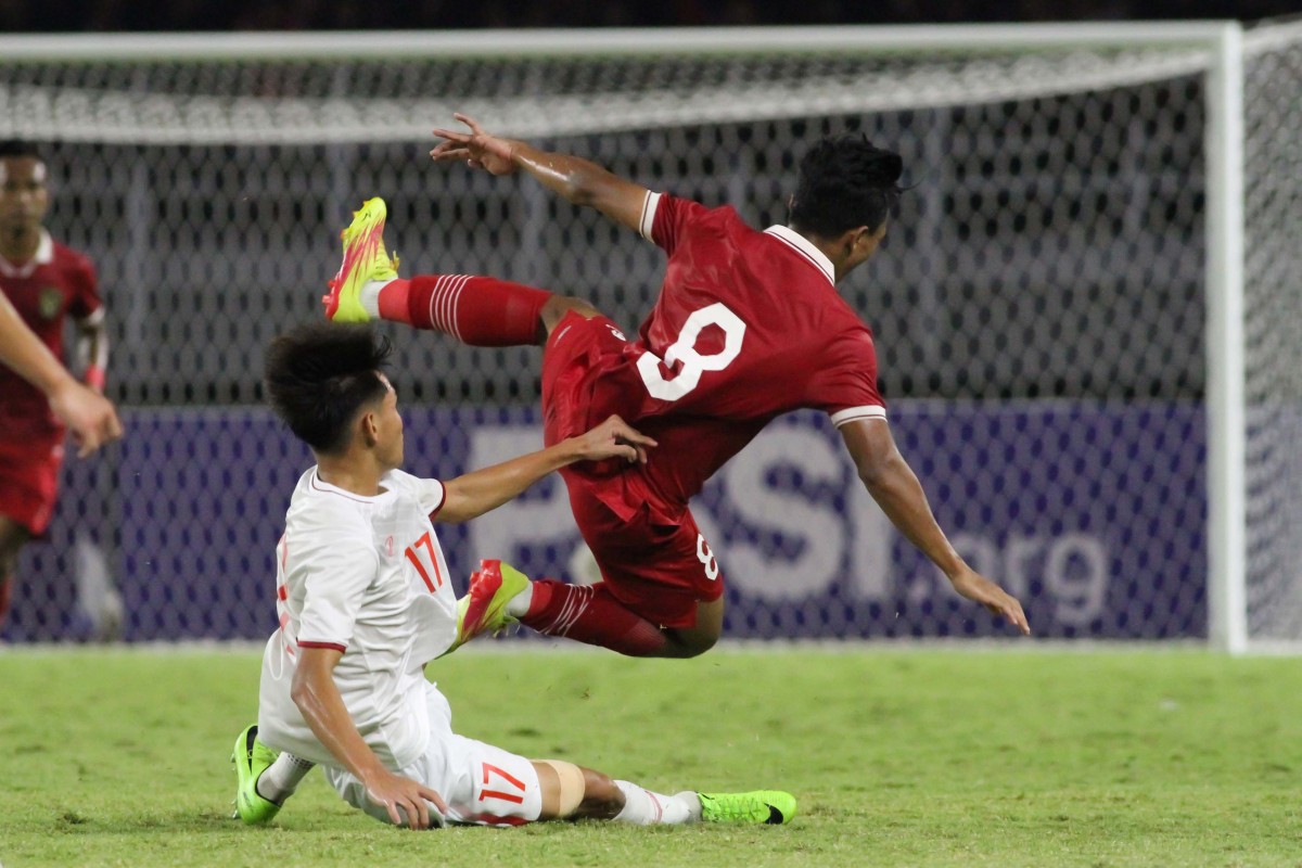 Arkhan Fikri saat dijegal pemain Vietnam Bui Vi Hao.