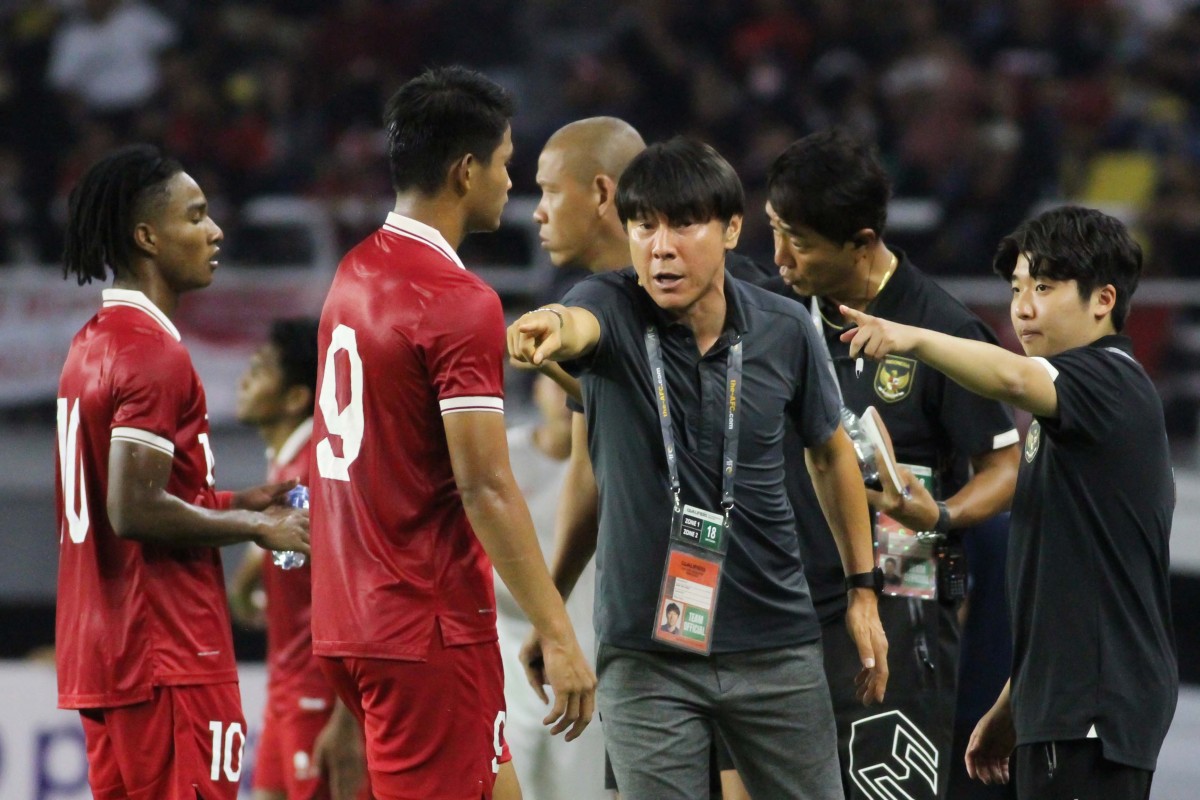 Shin Tae-yong saat memberikan instruksi kepada striker Hokky Caraka Brilliant.