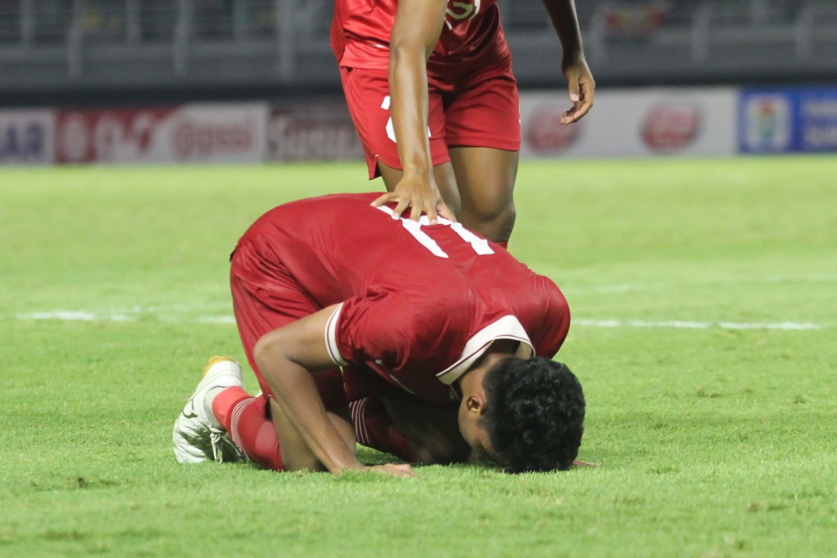 Kapten Timnas U20 M. Ferarri melakukan sujud syukur usai mencetak gol.