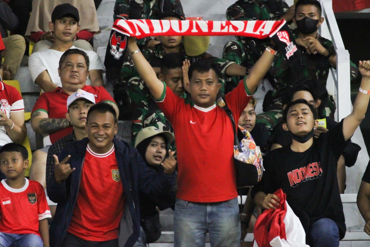 Suporter Indonesia di Stadion Gelora Bung Tomo Surabaya.