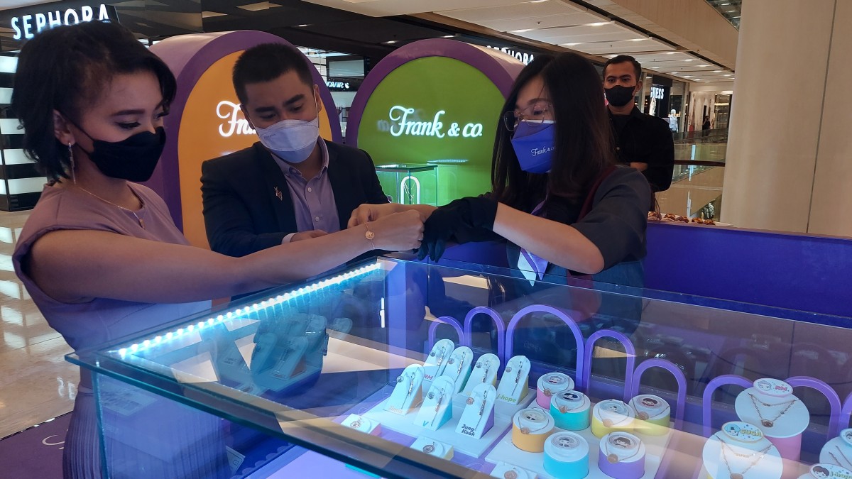 Pengunjung saat memburu koleksi TinyTan Frank & Co saat launching hari pertama