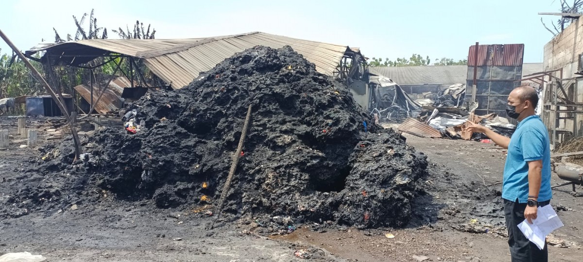Kondisi terkini gudang daur ulang plastik di Krian yang terbakar.