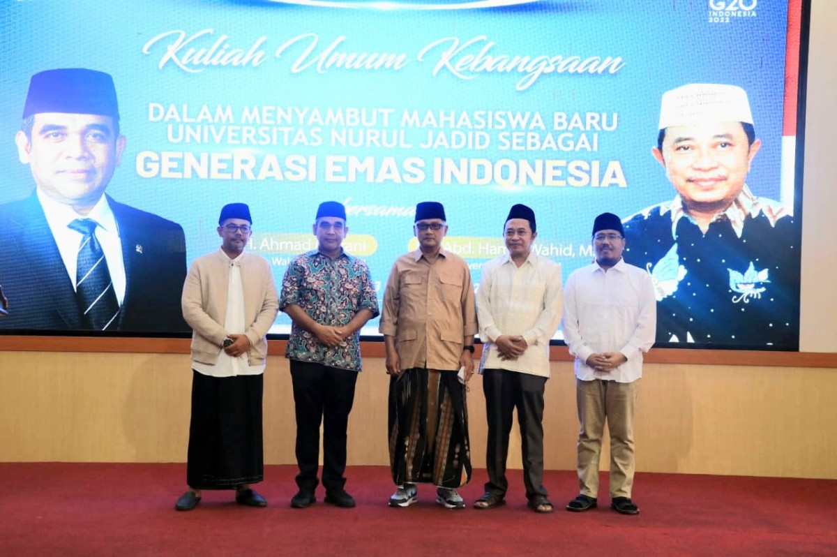 Ahmad Muzani (dua dari kiri) bersama Ketua Gerindra Jatim Anwar Sadad (kanan) di Ponpes Nurul Jadid Probolinggo