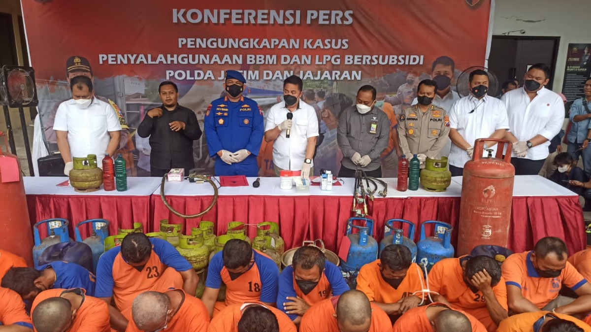 Puluhan tersangka dan barang bukti penyalahgunaan BBM dan elpiji bersubsidi dibeber di Mapolda Jatim