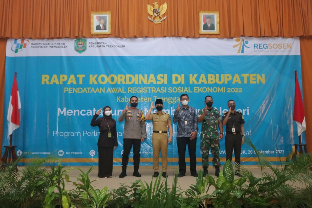 Bupati Trenggalek, Mochamad Nur Arifin (Mas Ipin) dalam rapat koordinasi pendataan awal Regsosek Tahun 2022