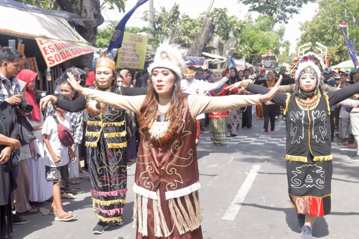 Carnival dan Gading Fashion Days melintas di Kota Pasuruan