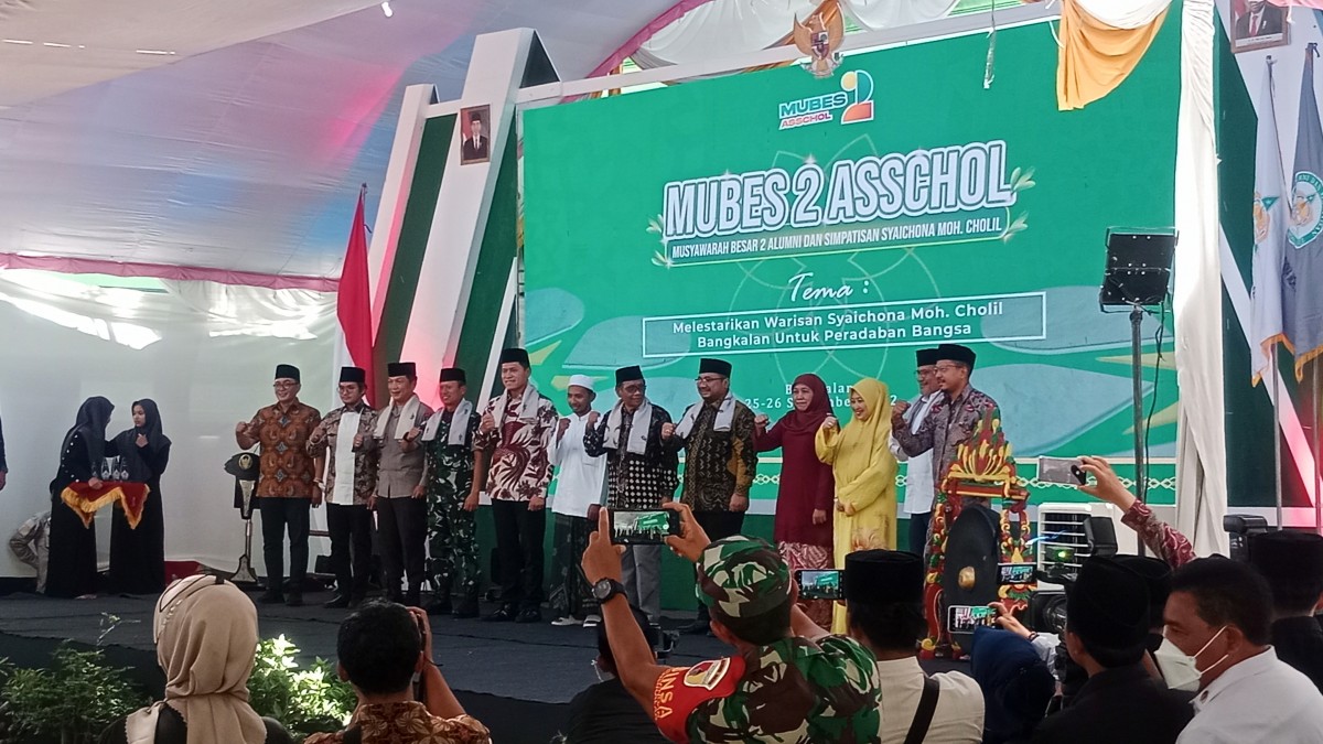 Gubernur Jawa Timur Khofifah Indar Parawansa dan para pejabat negeri saat menghadiri Mubes ASSCHOL di Ponpes Syaikhona Cholil Bangkalan