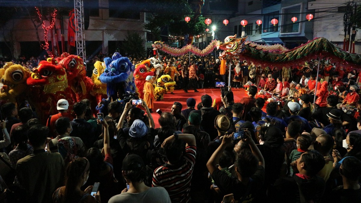 Kemeriahan pembukaan Wisata Kota Lama Kya-Kya di Kembang Jepun, dilengkapi dengan kesenian Barongsai dan pertunjukan Liong-Liong.