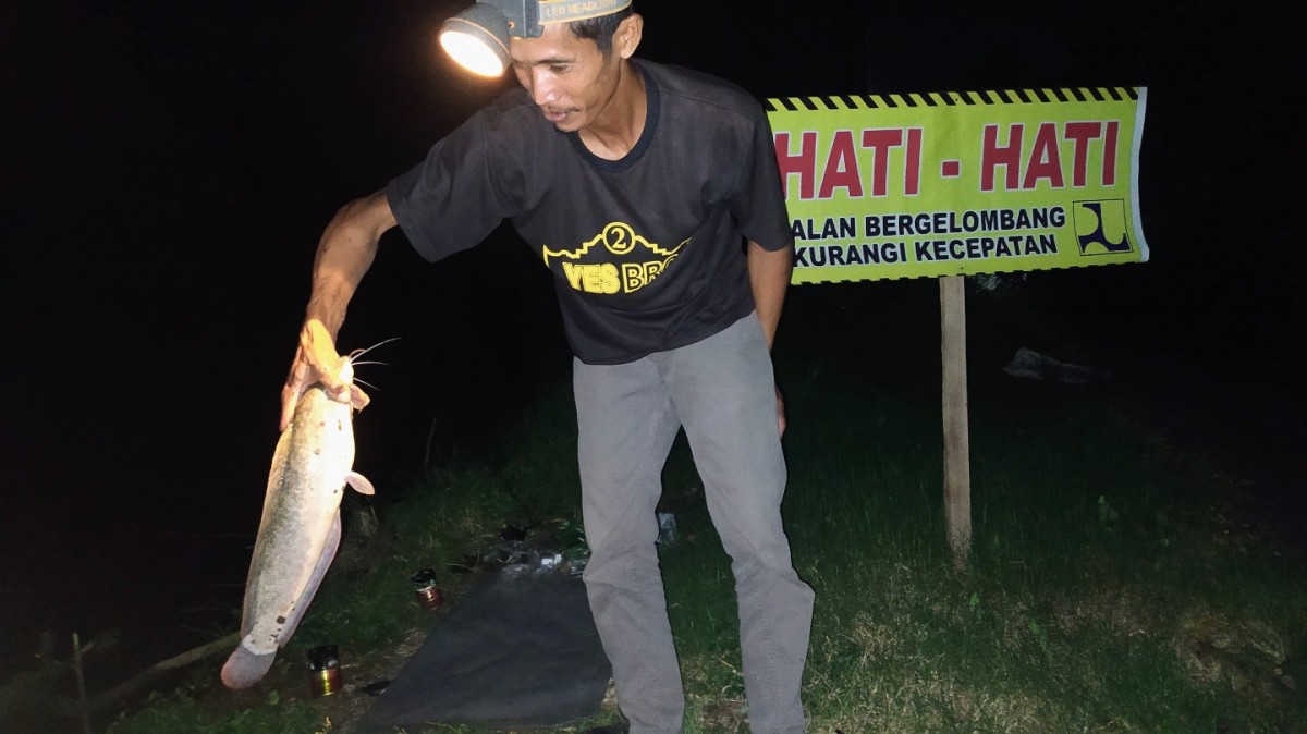 Memancing Ikan Malam Hari Kebiasaan Unik Sejumlah Warga Lamongan