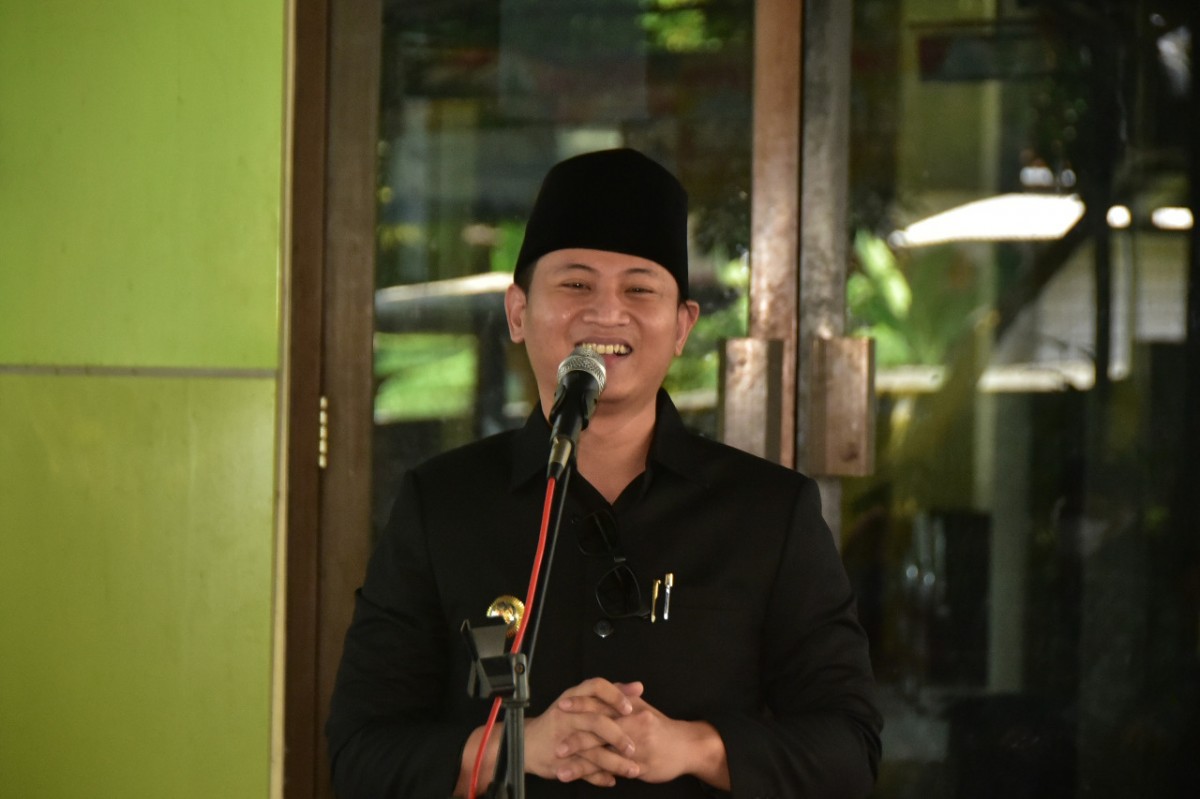 Mas Ipin saat meninjau penyaluran BLT di Kecamatan Karangan.