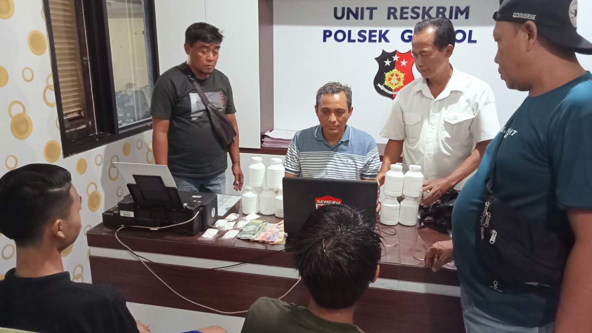 Unit Reskrim Polsek Gempol membeber pil koplo yang disita dari dua pengedar yang ditangkap
