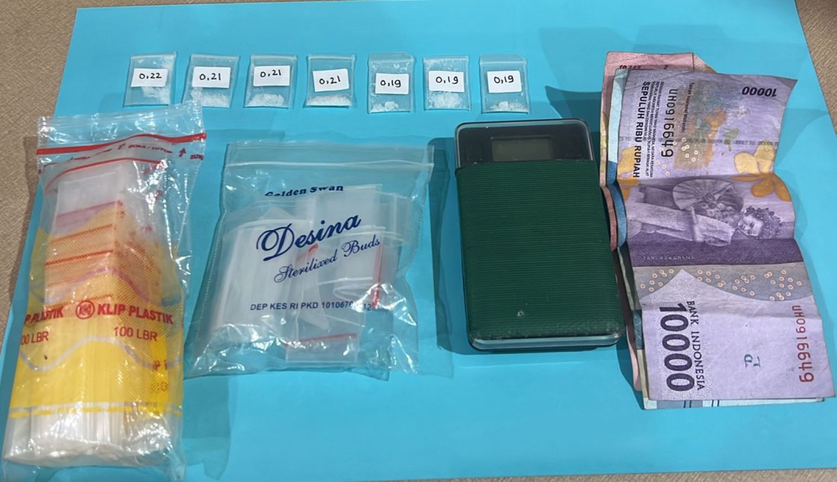 Barang bukti yang disita dari penjual buah di Surabaya