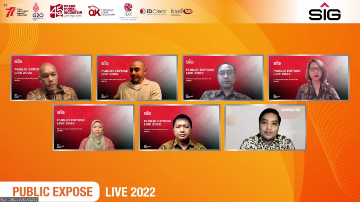 Direktur Keuangan dan Manajemen Risiko SIG, Andriano Hosny Panangian (atas kiri), Direktur Bisnis dan Pemasaran SIG, Aulia Mulki Oemar (atas, dua dari kiri) bersama manajemen SIG pada acara Public Expose Live 2022.