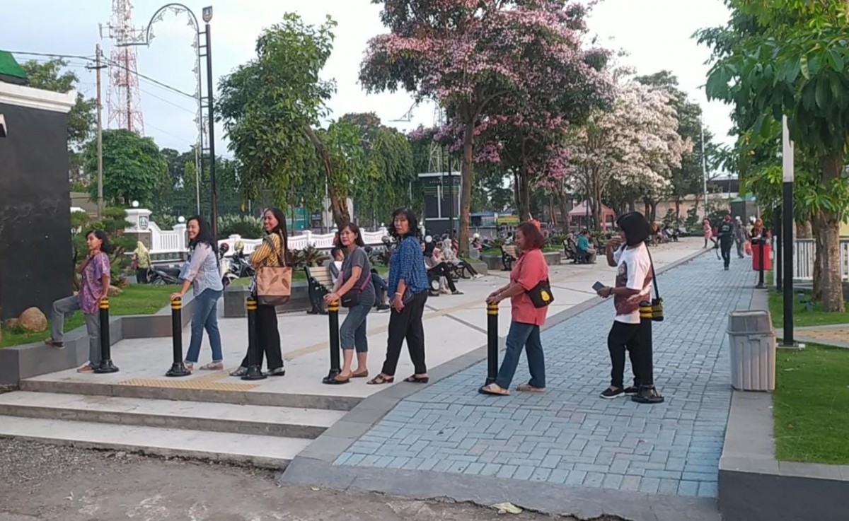 Para pengunjung alun-alun Jombang saat sedang berfoto ria.(Foto: Elok Aprianto)