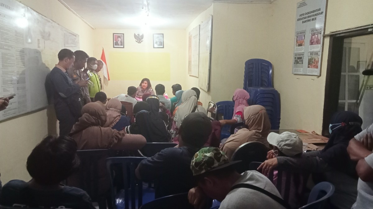 Warga Gununggangsir di Mapolsek Beji.(Foto: Moch Rois)