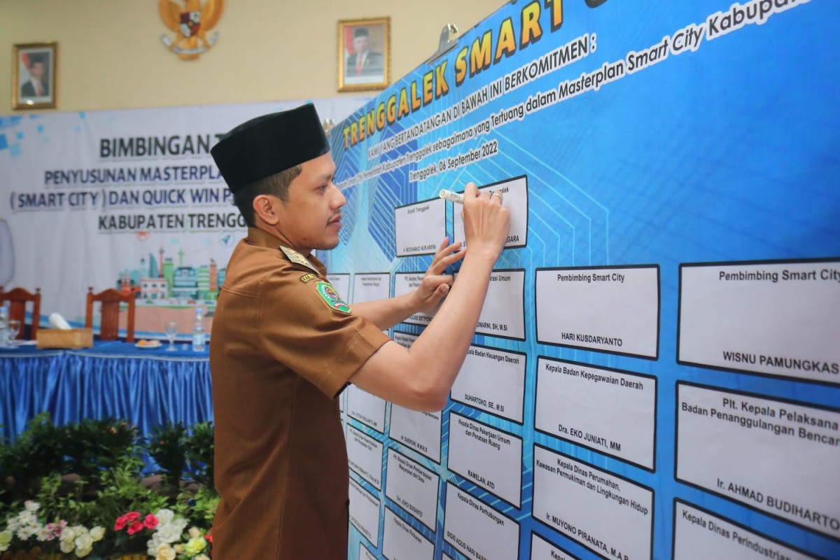 Wakil Bupati Trenggalek, Syah M Natanegara saat menutup bimtek Smart City