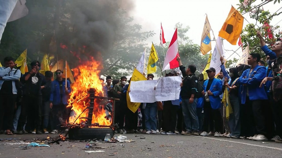 Mahasiswa di Tulungagung bakar-bakar saat demo tolak kenaikan harga BBM