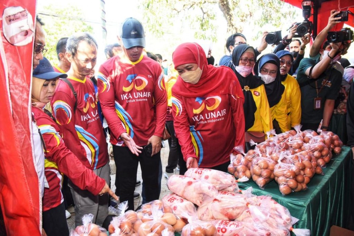 Gubernur Khofifah Indar Parawansa memberangkatkan puluhan truk untuk Operasi Pasar Lumbung Pangan Jatim