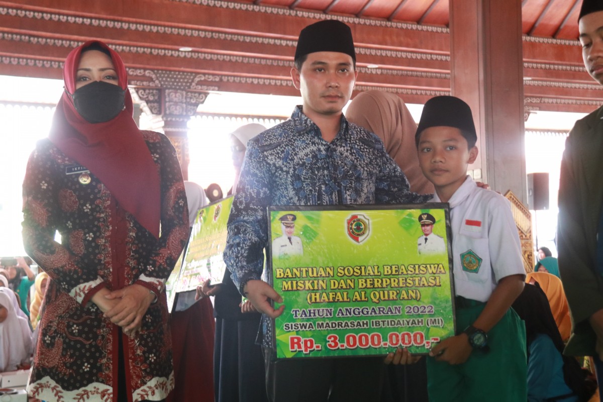 Bupati Mojokerto Ikfina Fahmawati didampingi Wakil Bupati Mojokerto Muhammad Al Barra saat memberikan beasiswa