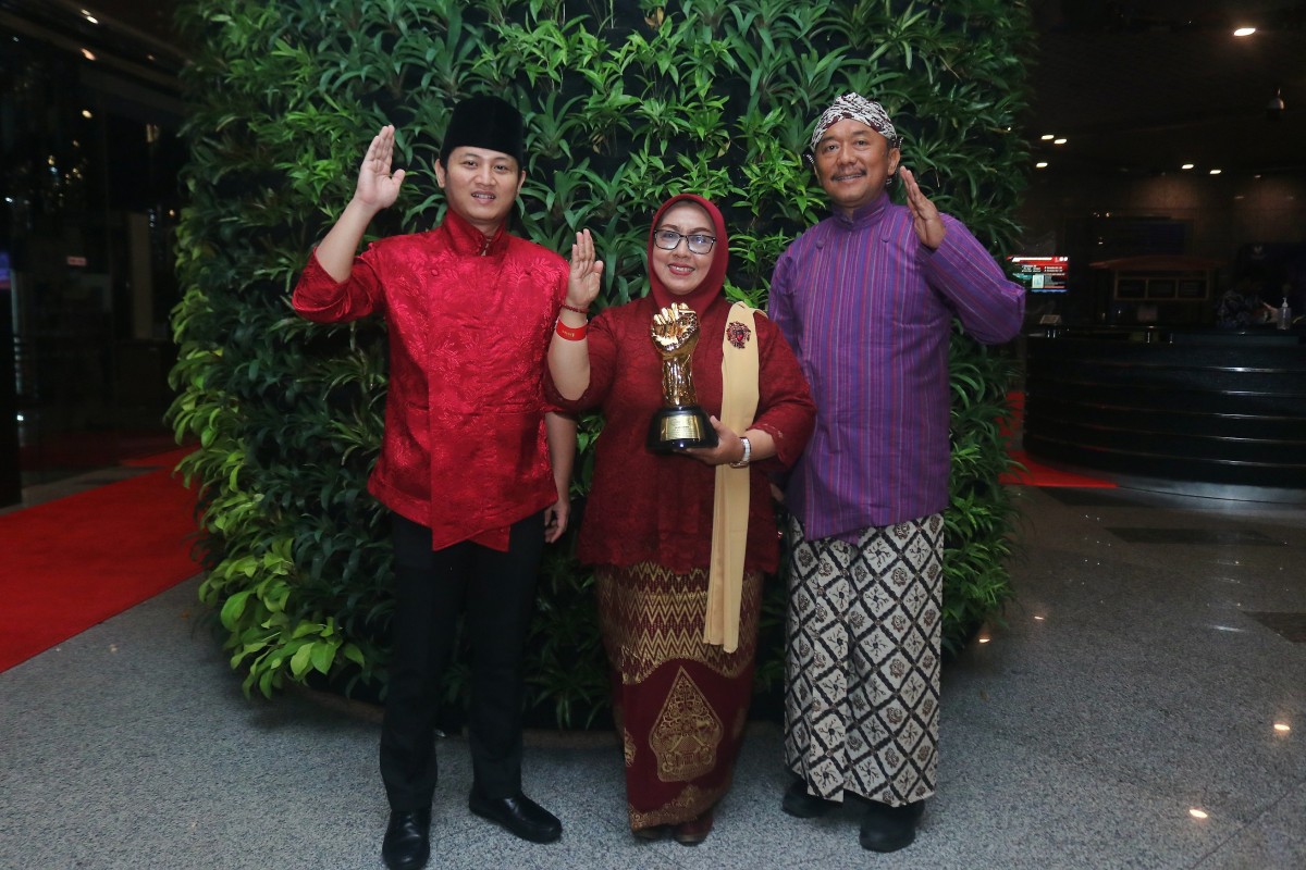 Bupati Trenggalek Mochamad Nur Arifin bersama pengelola Desa Wisata Pandean saat menerima penghargaan ADWI 2022.