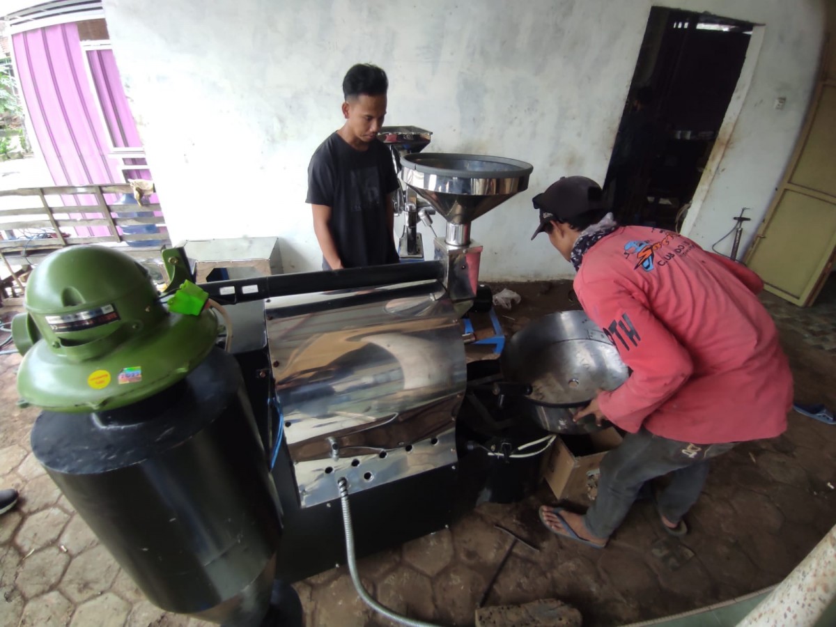 Muhammad Anwar saat mengecek alat roasting kopi hasil produksinya.(Foto: Nor for jatimnow.com)
