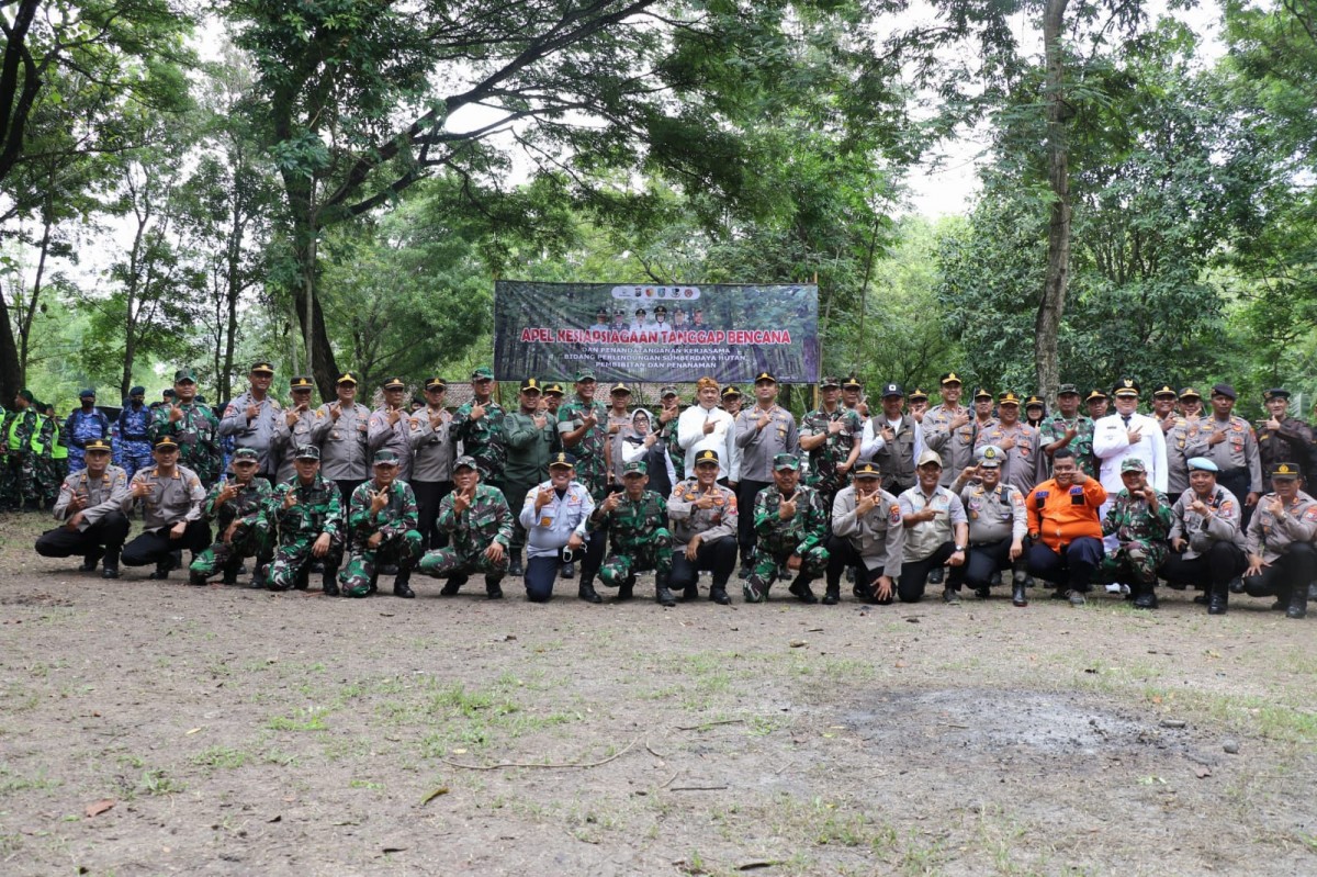 Bupati Mundjidah saat apel kesiapsiagaan bencana bersama jajaran.