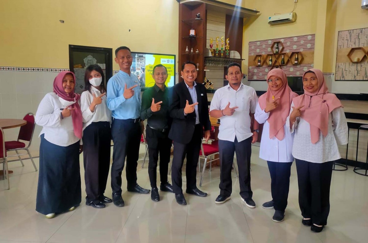 Karyawan Aston Mojokerto Hotel dan Conference Center saat silaturahmi di sekolah
