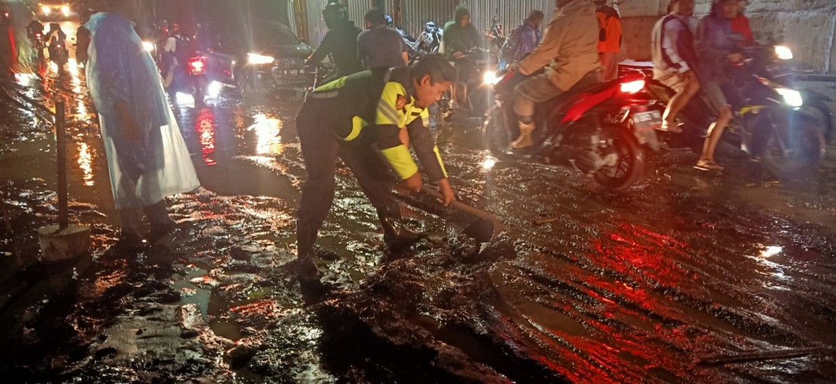 Material lumpur sempat memutus akses jalan.(Foto: Galih Rakasiwi)