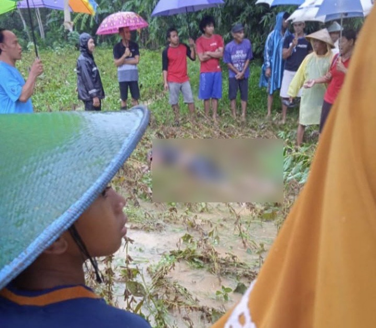 Satu warga meninggal dunia diduga terseret banjir.(Foto: Grup WhatsApp info Pacitan)