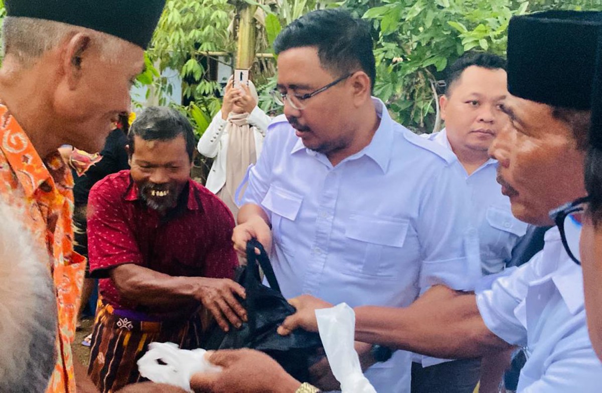 Ketua Gerindra Jatim, Anwar Sadad saat memberikan bantuan untuk warga terdampak bencana di Trenggalek
