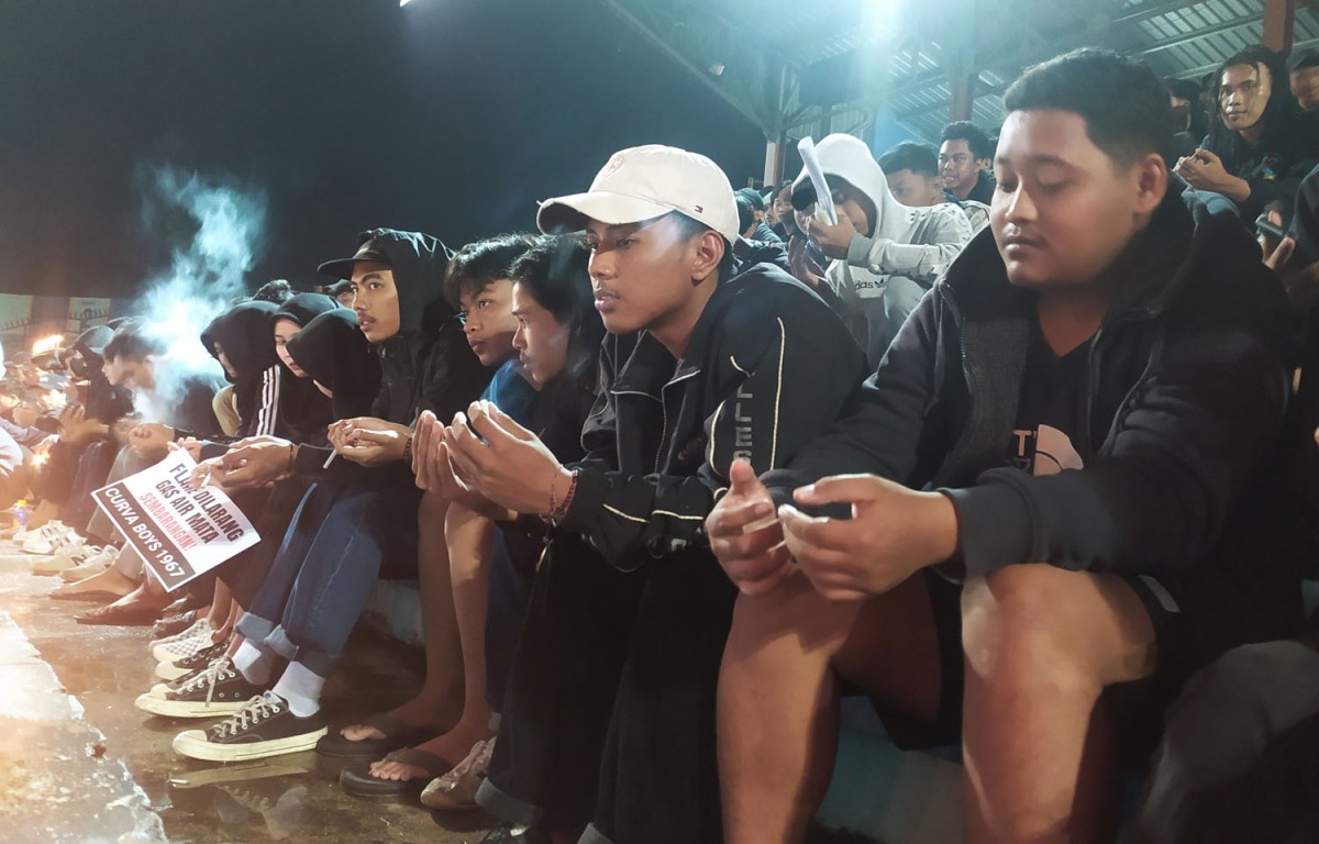 Aksi belasungkawa suporter Persela untuk tragedi Kanjuruhan