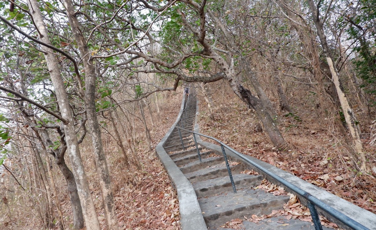 Jalan menuju makam Boncolono di Bukit Maskumambang