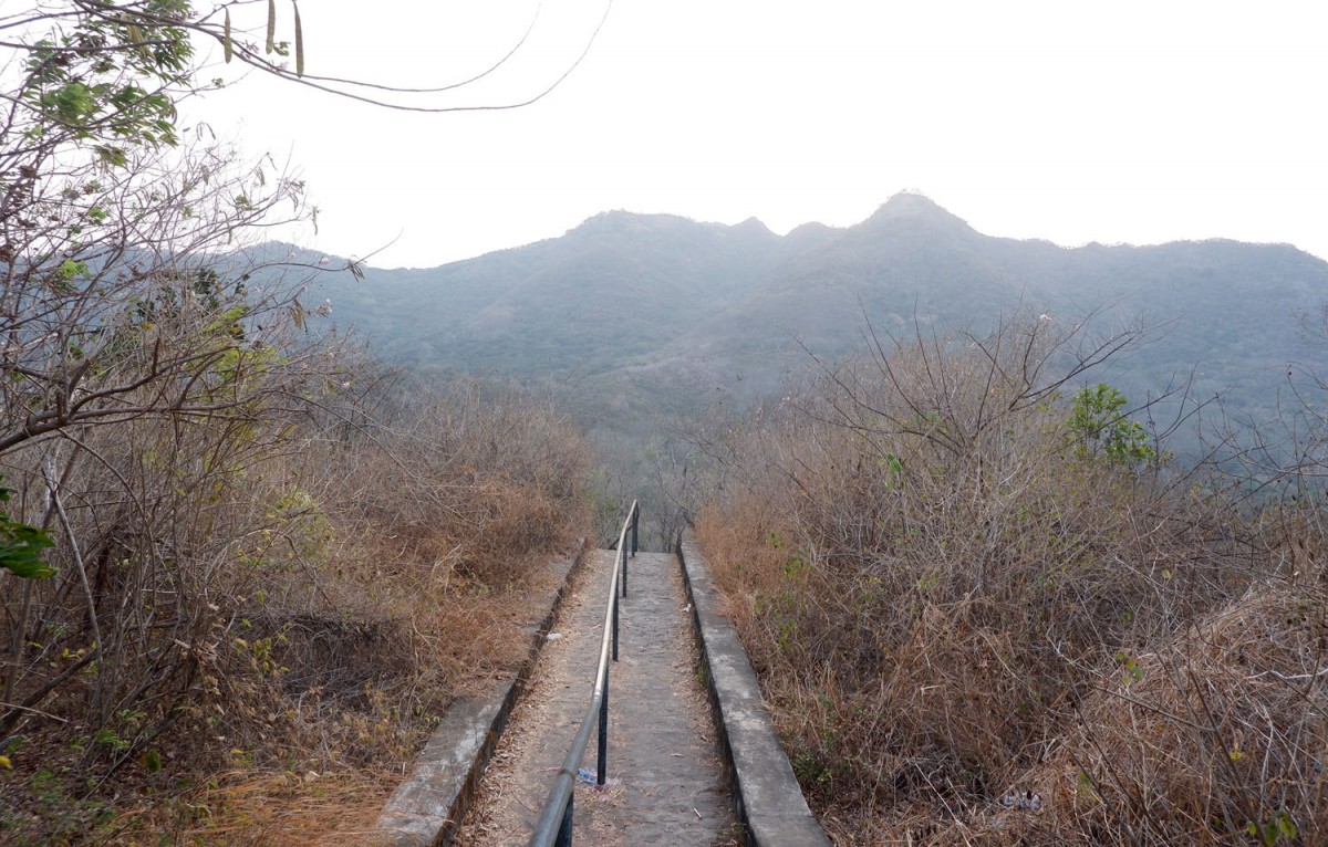 Pemandangan dari makam Boncolono di Bukit Maskumambang