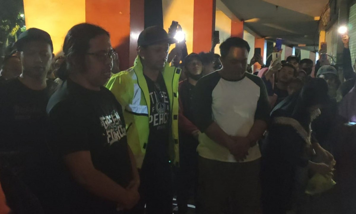 Salah satu pentolan Bonek, Cak Conk dan perwakilan Manajemen Persabaya, Sidik Alex Tualeka bersama rombongan saat tiba di Stadion Kanjuruhan Malang