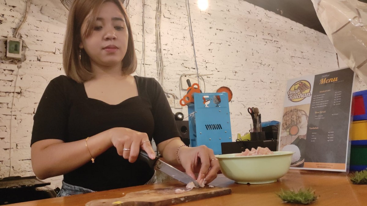 Diana Mega Putri saat memasak Sate Taichan di warungnya