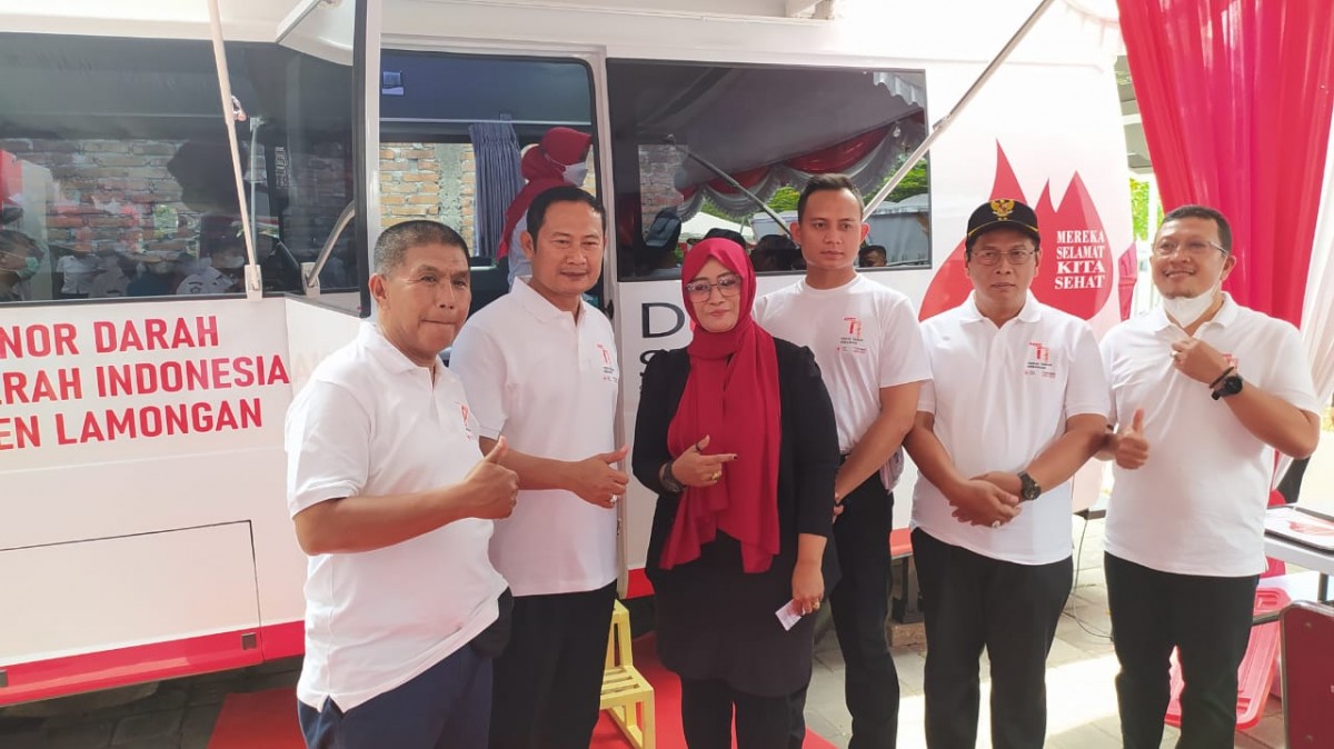 Peresmian mobil layanan donor darah oleh Bupati Lamongan Yuhronur Efendi