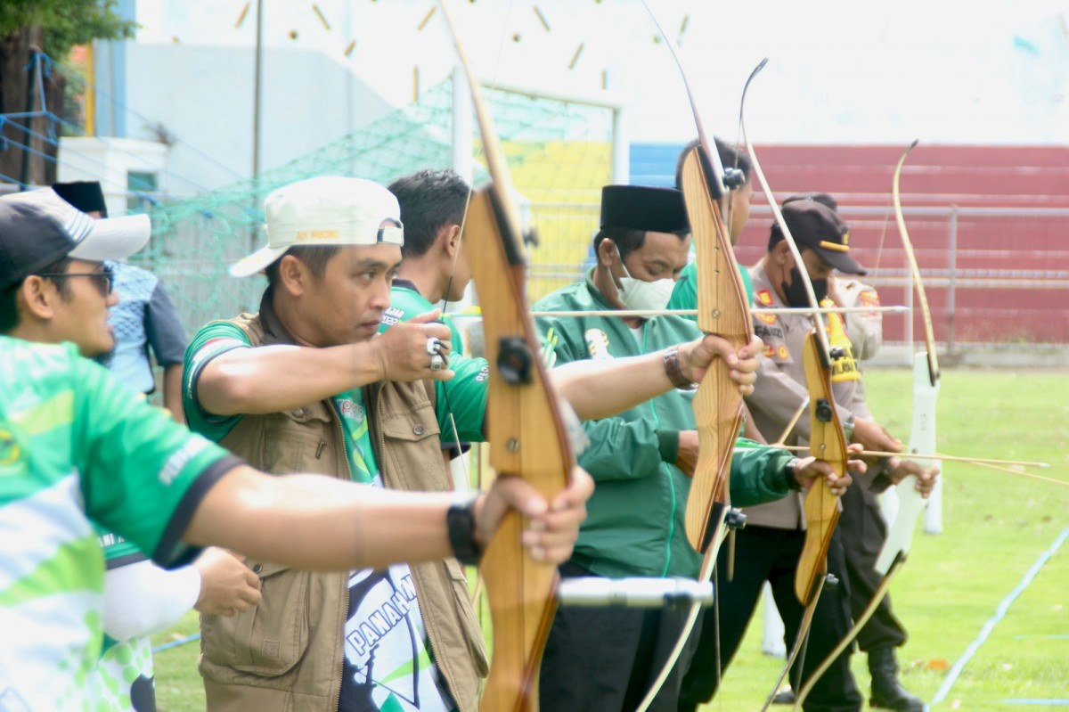 Wakil Wali Kota Pasuruan, Adi Wibowo (Mas Adi) saat mencoba olah raga panahan