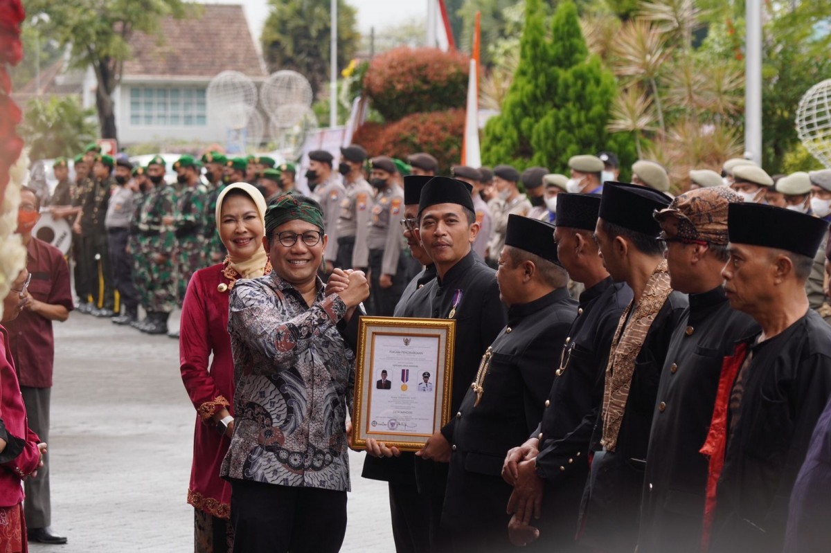 Menteri Desa Pembangunan Daerah Tertinggal, dan Transmigras (Mendes PDTT) Abdul Halim Iskandar berikan penghargaan Desa Mandiri. (Foto: Diskominfo Kota Batu)