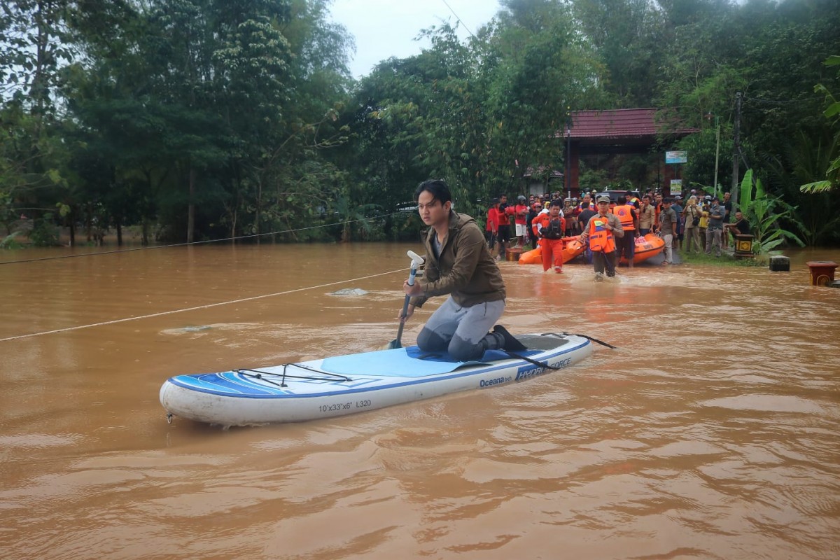 Bupati Trenggalek, Mochamad Nur Arifin (Mas Ipin) saat meninjau banjir