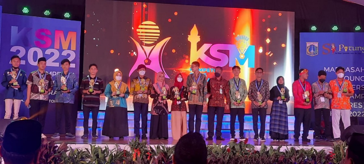 Penyerahan medali kepada juara umum asal Jawa Timur