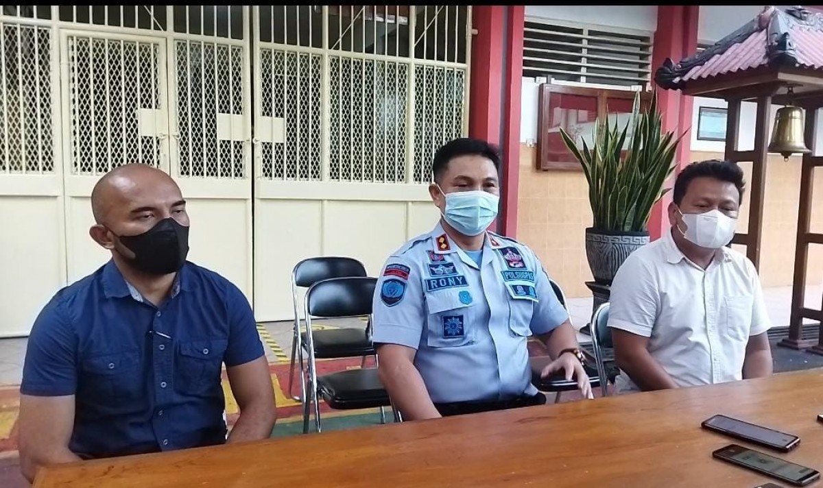 Kalapas Klas IIA Bojonegoro, Roni Kurni (tengah) bersama pejabat Satresnarkoba Polres Bojonegoro dan Ditresnarkoba Polda Jatim