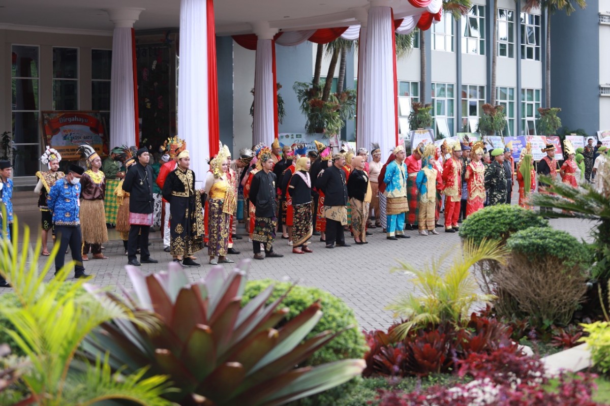 Baju adat yang dikenakan oleh ASN Pemkot Batu saat upacara Hari Sumpah Pemuda