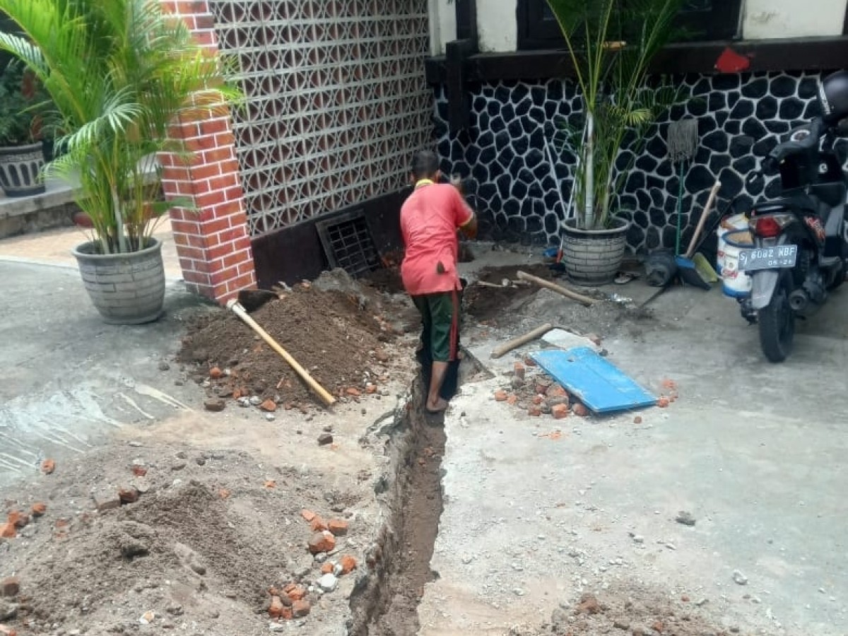 Pekerja saat membuat saluran air