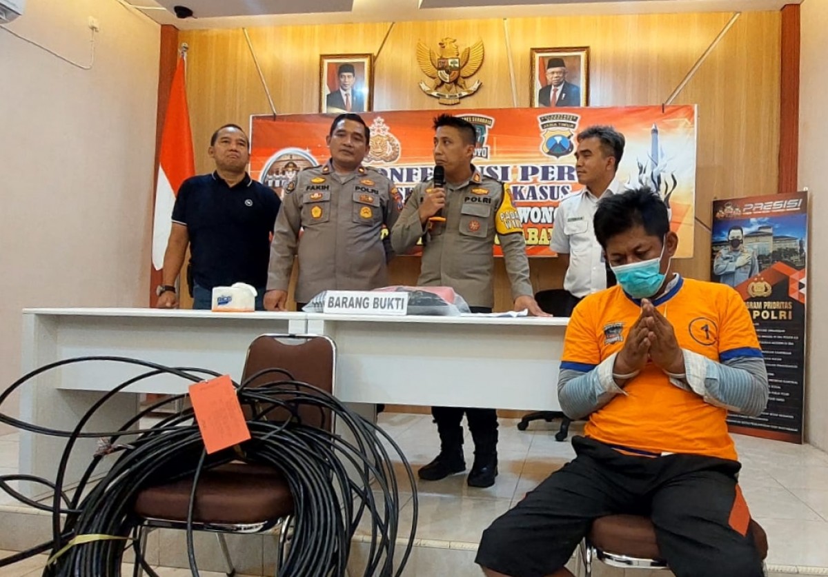 Pelaku dan kabel PT KAI yang dicurinya dibeber di Mapolsek Wonocolo