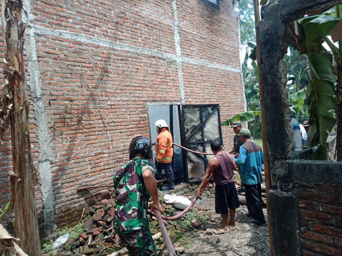 Rumah warga di Desa Sumberjo yang ludes terbakar.(Foto: Misbahul Munir/jatimnow.com)